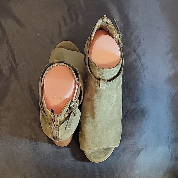 KENNETH COLE REACTION HIT HOODED WOMEN"S ANKLE  BUCKLE STRAP CLOSURE BOOTS - Picture 5 of 16